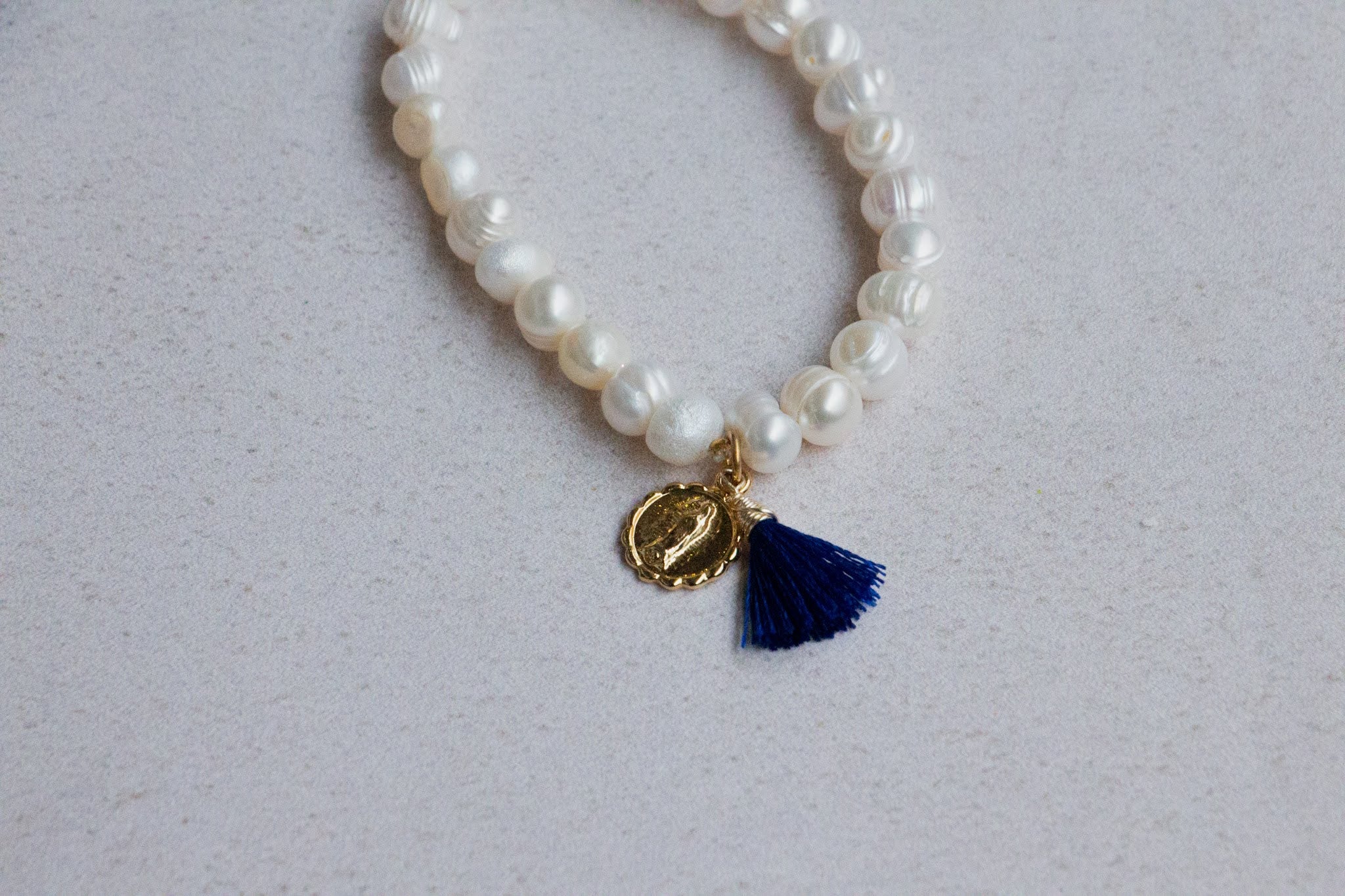 Pulsera de perlas con virgen y motita - PAQUETE 10 PIEZAS