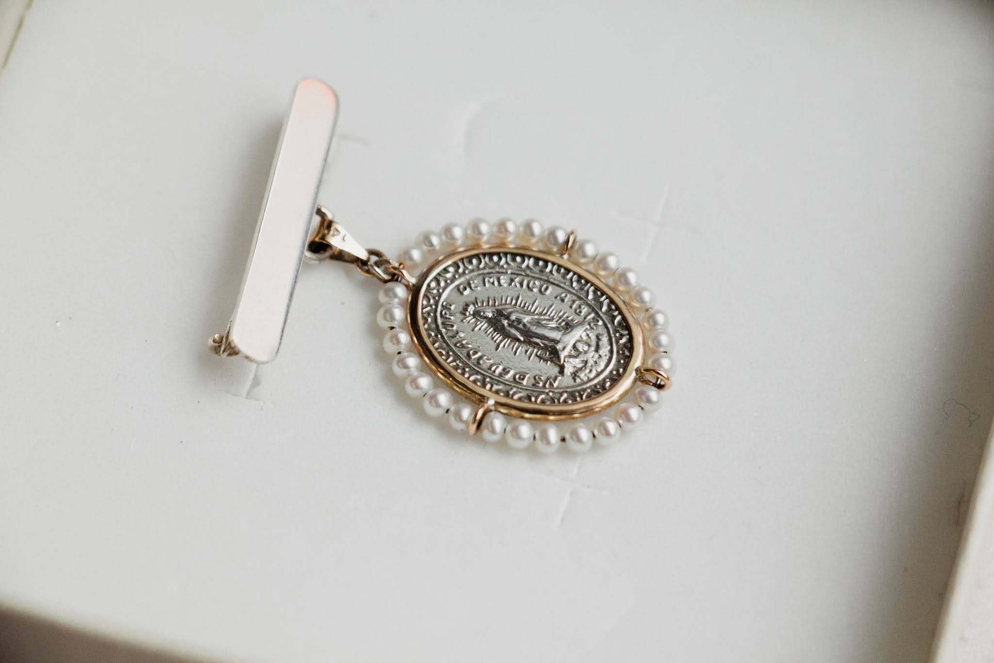 Pin de Virgen de Guadalupe con perlas