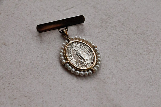 Pin de Virgen de Guadalupe con perlas