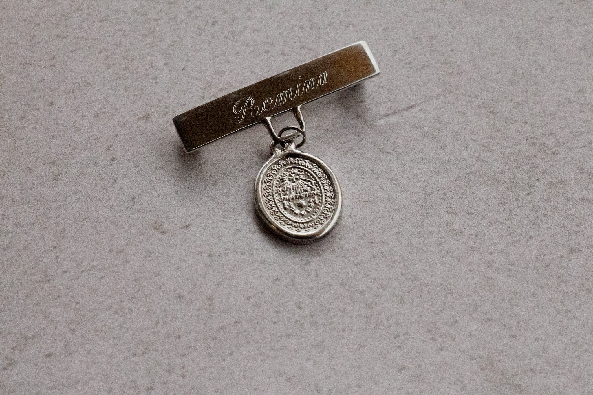 Pin de plata con medalla de Virgen Guadalupe