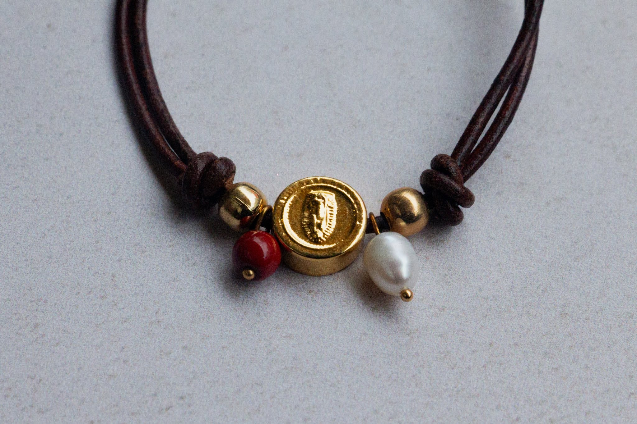 Pulsera de cuero con virgen y perla - PAQUETE 10 PIEZAS