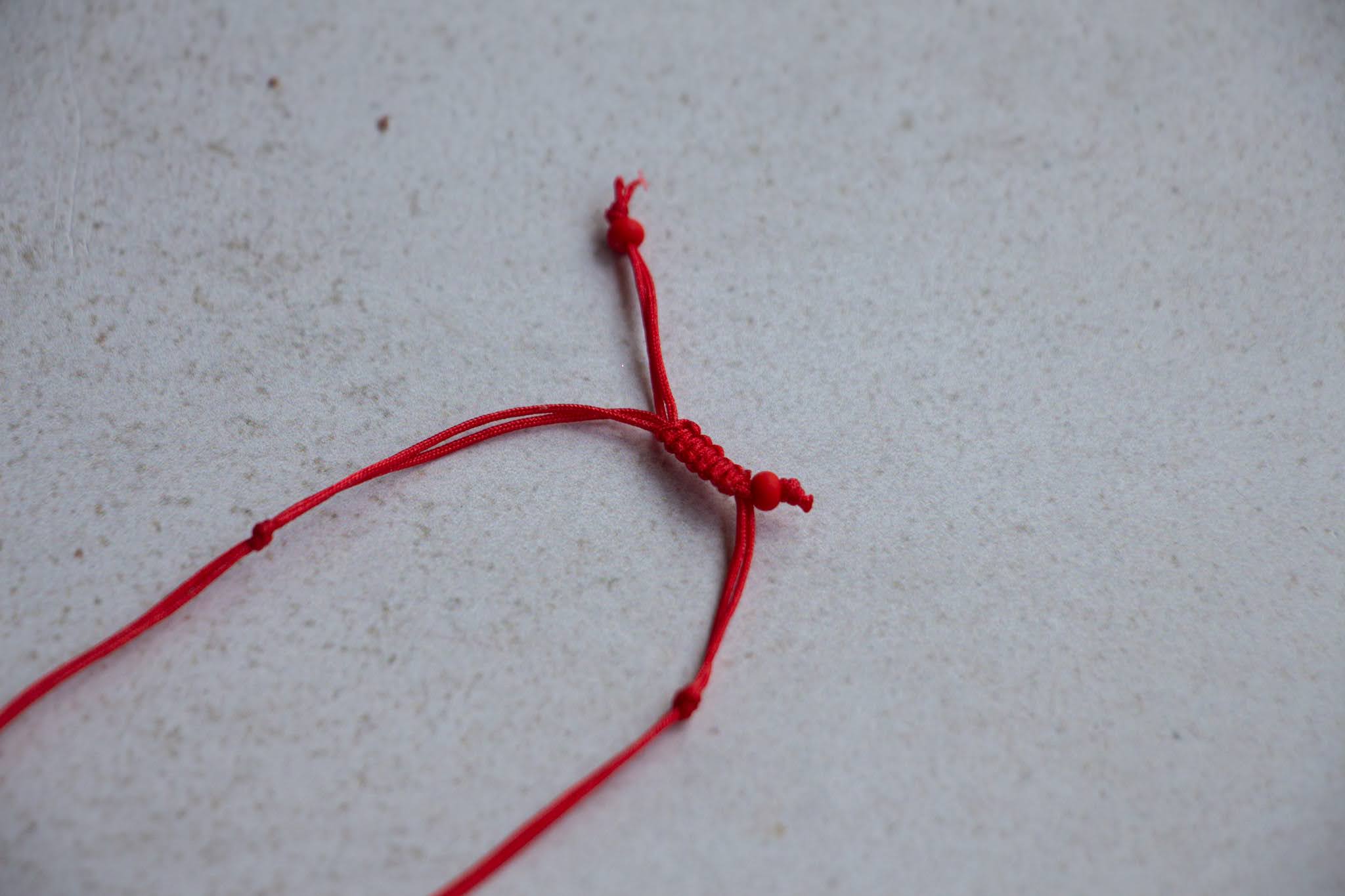 Pulsera San Benito colgante de hilo rojo - PAQUETE 10 PIEZAS