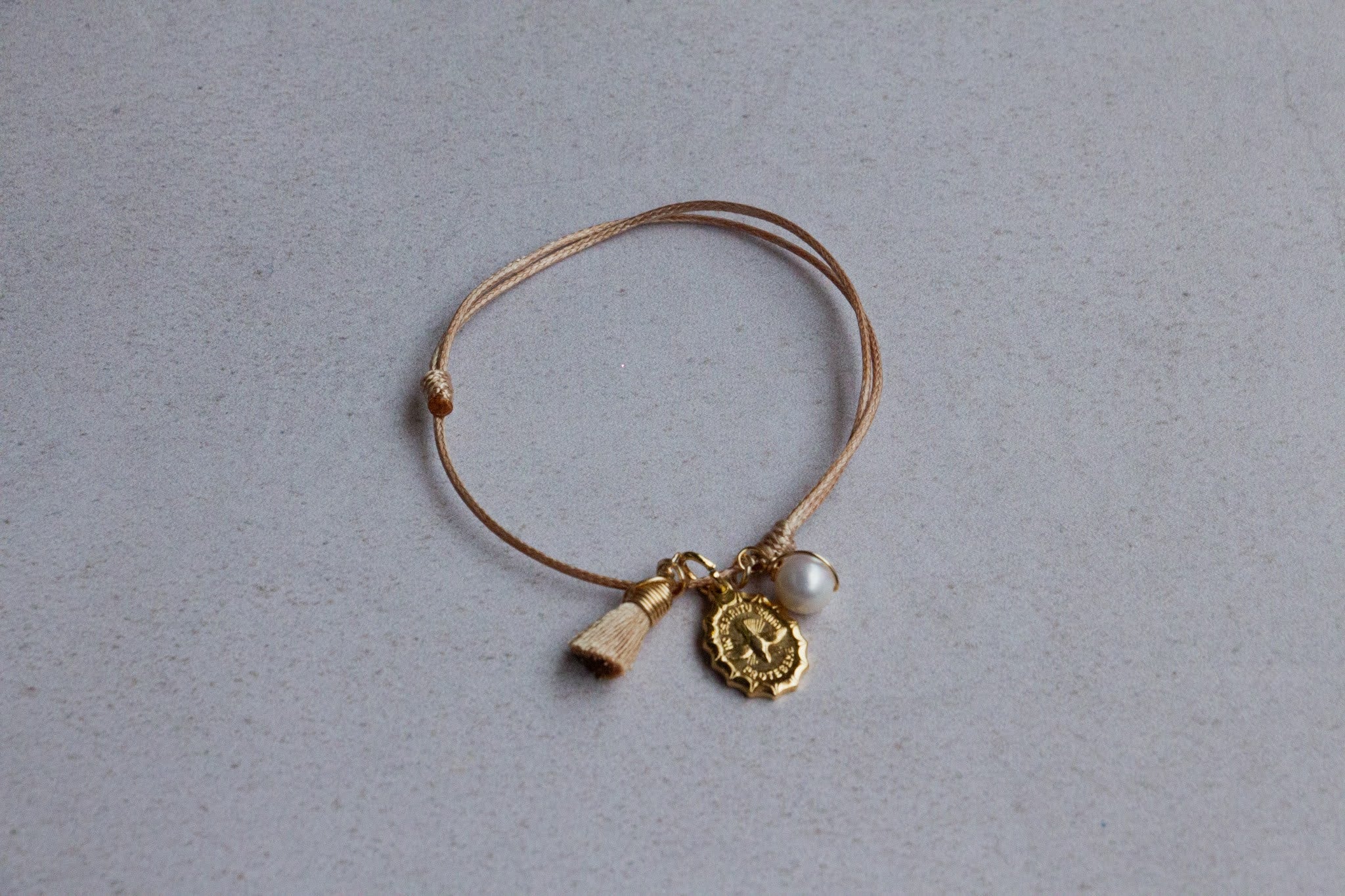 Pulsera hilo espiritu santo con motita y perla - PAQUETE 10 PIEZAS