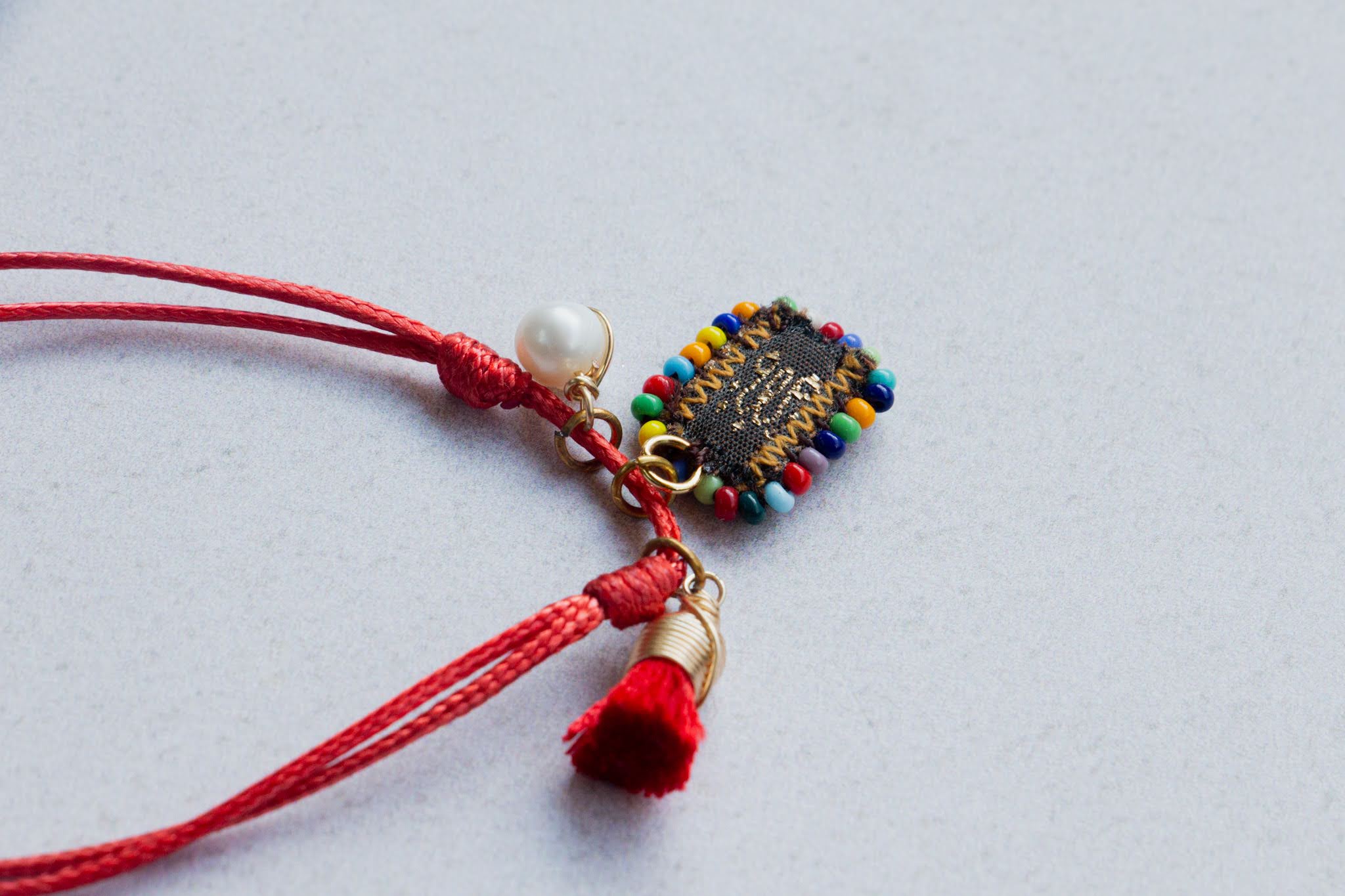 Pulsera de hilo rojo y escapulario - PAQUETE 10 PIEZAS