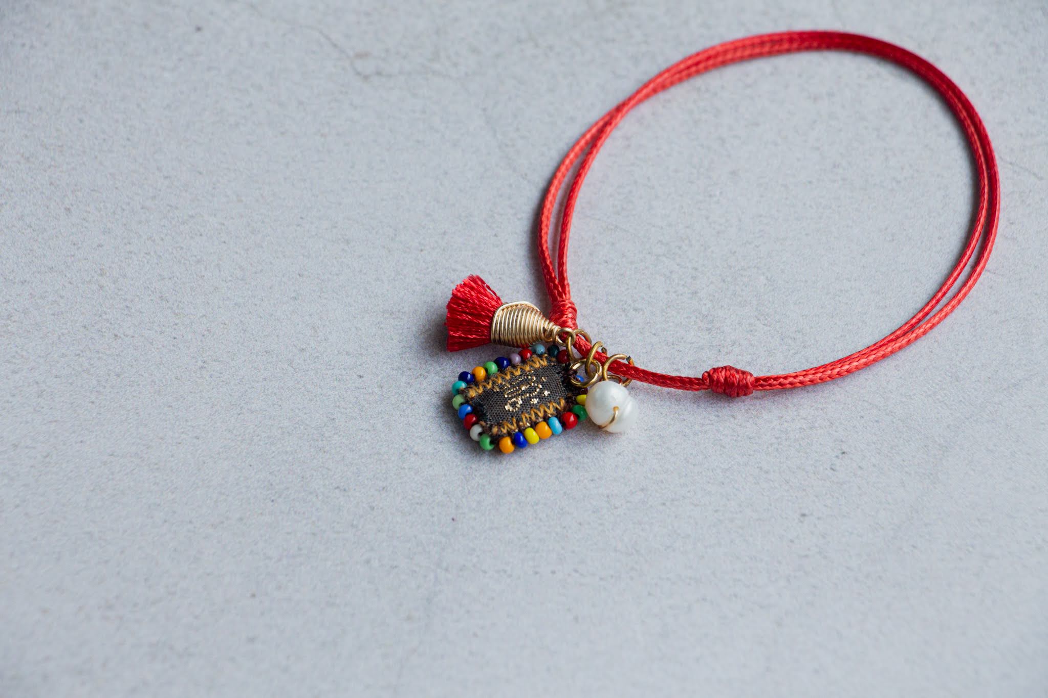 Pulsera de hilo rojo y escapulario - PAQUETE 10 PIEZAS