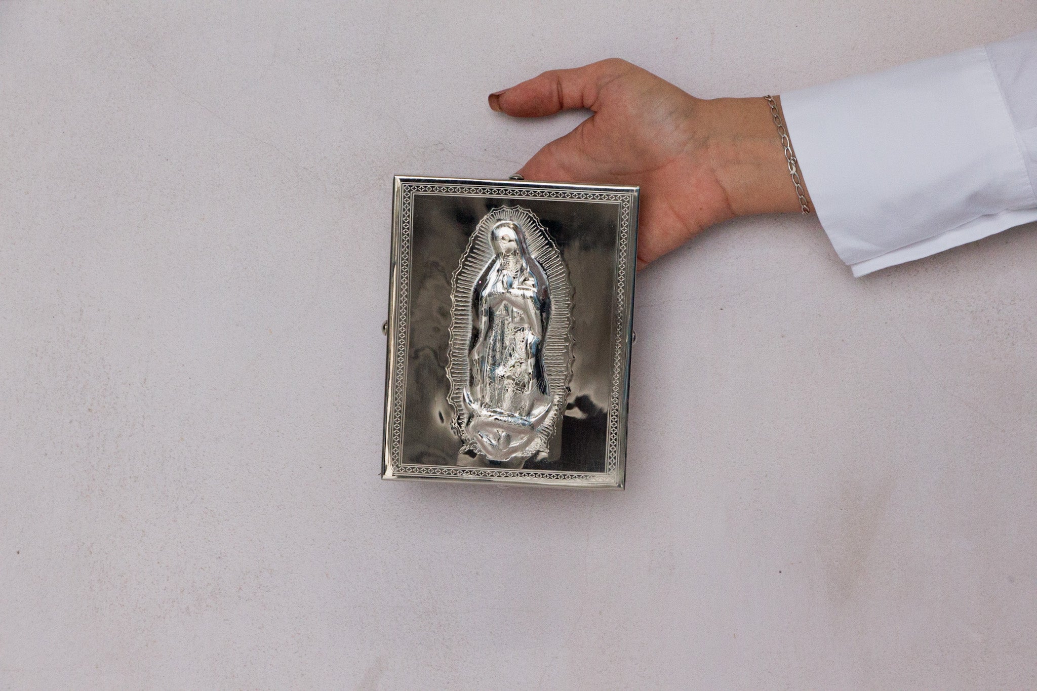 Cuadro de la Virgen de Guadalupe plateado